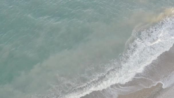 Vista aérea de un mar azul transparente con hermosas olas en el día soleado en verano. Vista superior desde el avión no tripulado volador . — Vídeo de stock