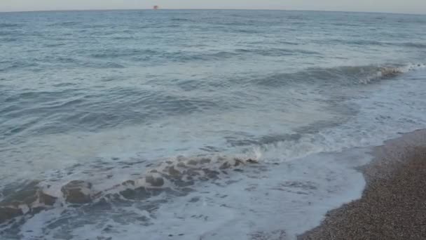HD stock vidéo d une mer orageuse, avec de grandes vagues . — Video
