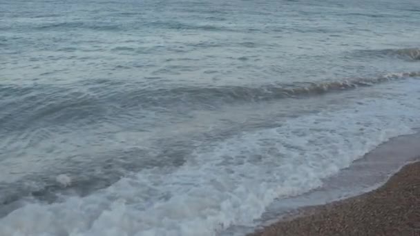 Schöner idyllischer tropischer Strand nach Sonnenuntergang. — Stockvideo