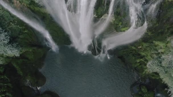 Vista aérea da cachoeira na floresta tropical verde — Vídeo de Stock