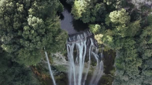 Épico drone tiro sobre bela cachoeira poderosa força — Vídeo de Stock