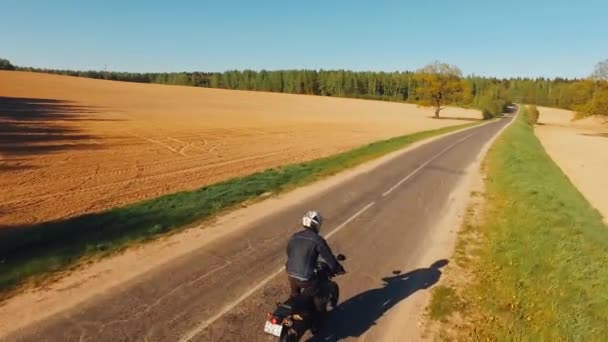 Motociclista Conducir moto en un camino curvilíneo . — Vídeos de Stock