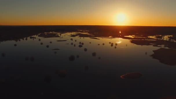 Puesta de sol con reflejo en el agua de un amplio río — Vídeo de stock