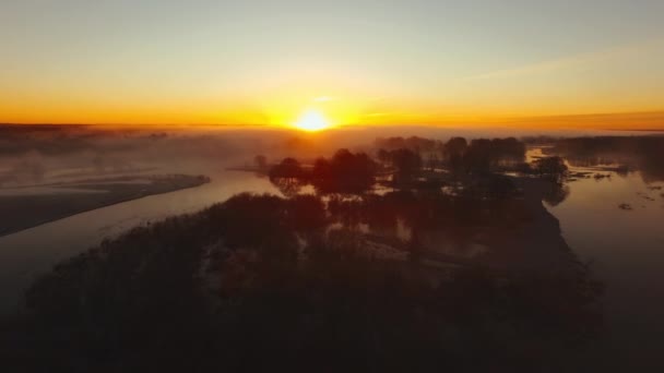 Volando sobre un lago con una niebla sobre el agua. Mañana niebla neblina neblina sobre el lago. Niebla aérea en otoño . — Vídeo de stock