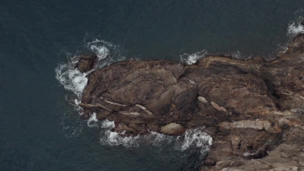 Des vagues s'enfoncent dans les rochers. Vue aérienne du dessus — Video