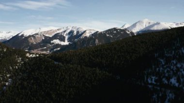 4 bin. Seyahat, insansız hava aracı görüntüsü. Andorra. Avrupa. Fransa. Karla kaplı dağların üzerinden uç..