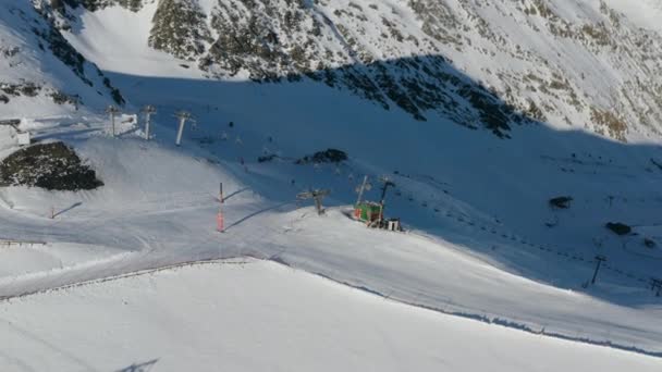Scenic téli légi repülés drón a hegyek és a sípálya felett. Gyönyörű panoráma, napos nap a sípályán — Stock videók