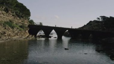 İHA uçurmak. Cadaques, Girona ili, Katalonya, İspanya. Taş Köprü 'den Mirador' a.
