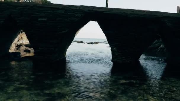 Kadavralardaki eski taş köprü. — Stok video