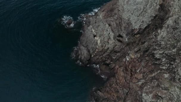 Sulla costa rocciosa dell'isola. Filmato aereo drone di onde marine che raggiungono la riva — Video Stock