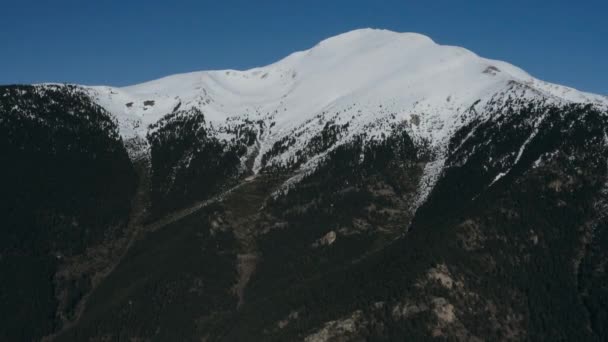Вид згори на гірський схил і сніжні вершини гір проти блакитного неба, Андорра. — стокове відео