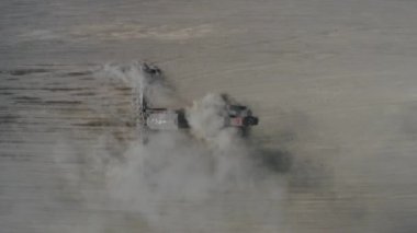 Yukarıdan bak, traktör tarlada çalışıyor. Çekirdekli bir traktör, tarlaya ekin ekmek. Tarım ürünleri ekiyorum. Büyük bir tarlada ekecek bir tohumu olan bir traktör. Tarım işi.