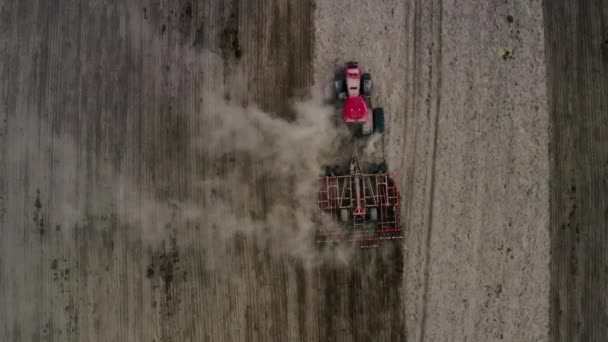 Kilátás felülről, traktor dolgozik a területen. A traktor felszántja a mezőt. Mezőgazdasági munka. Mezőgazdasági munkák feldolgozásra.