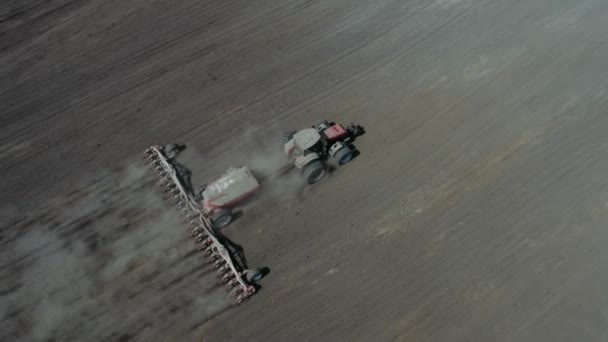 Vista dall'alto, trattore che lavora in un campo. Lavori agricoli. Aratura primaverile — Video Stock