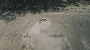 Tarım arazilerinde gübrelenmiş toprak hazırlama ilkbaharı. Havada toz alanları var. 4k İHA UHD görüntüsü