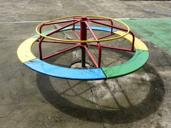 Rotunda Vazia Parque Infantil Brinquedo Colorido Espaço Público Comunitário Merry — Fotografia de Stock