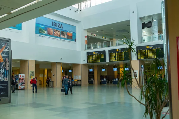 İbiza, İspanya: 2019 Kasım 04: İbiza uluslararası havaalanı platosunun son derece dramatik arka lambası, İbiza, Balear Island müdürü