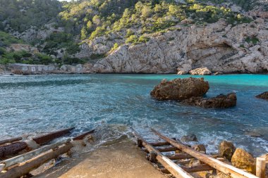Es Portitxol, İbiza, İspanya 'da turkuaz sular. İbiza Adası 'nda, Sant Joan de Labritja' da gizli bir koy..
