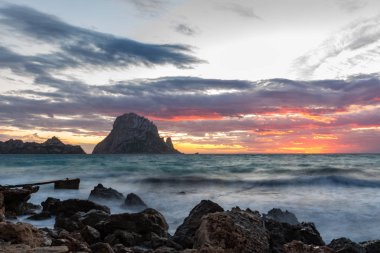 Cala d 'Hort körfezindeki küçük ahşap iskele ve Es Vedra adası manzarası.