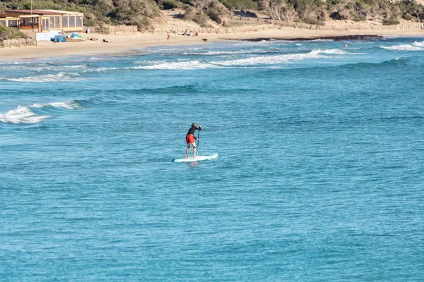 西班牙Ibiza和Formentera的Ses Salinas国家公园 有人在荒芜的Ses Salines海滩上练习划桨冲浪 — 图库照片