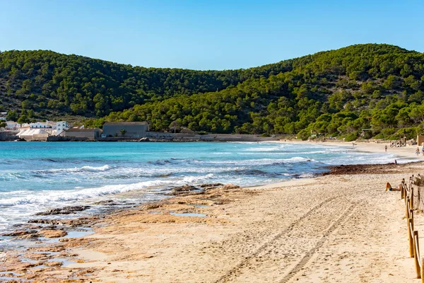 Ses Salinas Ulusal Parkı 'ndaki Salines plajı İbiza ve Formentera, İspanya.