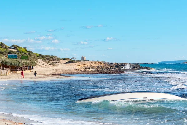 Ses Salinas Ulusal Parkı 'ndaki Salines plajı İbiza ve Formentera, İspanya.