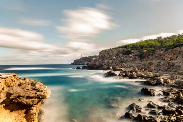 Biza Adasının Kuzey Kıyısı Arka Plan Olarak Moscarter Deniz Feneri — Stok fotoğraf