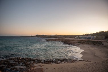 İspanya 'nın Balear Adaları, San Jose' deki Cala Conta Comte 'den İbiza güneşi.