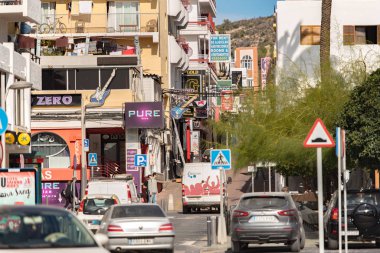 Sant Antoni de Portmany, İbiza, İspanya: 8 Kasım 2019: Sant Antoni de Portmany, İspanya 'da güneşli bir gün.