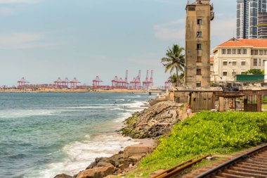 Sri Lanka 'da Colombo' dan Matara 'ya giden ikinci kategori tren vagonunun görüntüleri. Colombo, Sri Lanka.