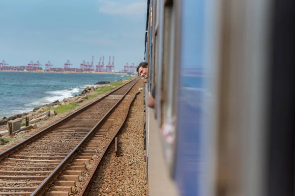 Colombo, Sri Lanka : 14 NOV 2019 : Men in the windows of train — Stock Photo, Image