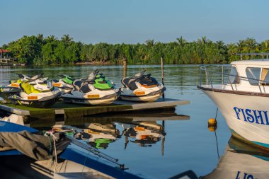 Spor Suyu. Bentota nehri üzerinde güneş ışığı, Galle bölgesi, Sri Lanka bulutsuz bir gökyüzünün altında sakin bir günde. Bentota, Sri Lanka.