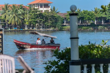 Spor Suyu. Bentota nehri üzerinde güneş ışığı, Galle bölgesi, Sri Lanka bulutsuz bir gökyüzünün altında sakin bir günde. Bentota, Sri Lanka.