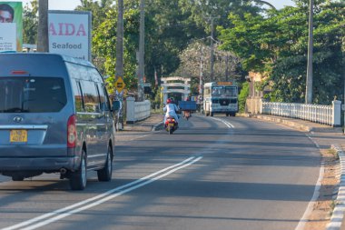 Bulutsuz bir gökyüzünün altında sakin bir günde Bentota Nehri, Galle Bölgesi, Sri Lanka üzerindeki Aluthgama ana caddesi güneşi. Bentota, Sri Lanka.