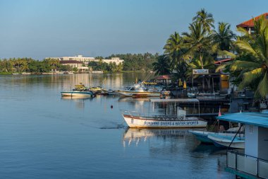 Spor Suyu. Bentota nehri üzerinde güneş ışığı, Galle bölgesi, Sri Lanka bulutsuz bir gökyüzünün altında sakin bir günde. Bentota, Sri Lanka.