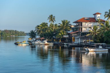 Bulutsuz bir gökyüzünün altında sakin bir günde Bentota Nehri, Galle Bölgesi, Sri Lanka üzerindeki Aluthgama ana caddesi güneşi. Bentota, Sri Lanka.