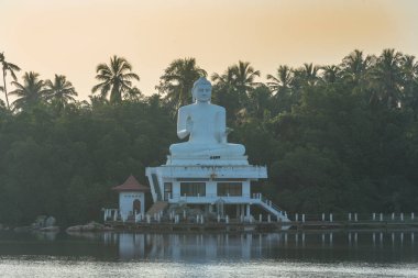 Udakotuwa Bhimathiththa Raja Maha Viharaya. Bentota nehri üzerinde güneş ışığı, Galle bölgesi, Sri Lanka bulutsuz bir gökyüzünün altında sakin bir günde. Bentota, Sri Lanka.