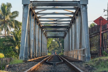 Bentota nehri üzerinde güneş ışığı, Olg Köprüsü, Galle bölgesi, Sri Lanka bulutsuz bir gökyüzünün altında sakin bir günde. Bentota, Sri Lanka.