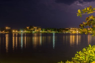 Güneş Bentota nehri üzerinde, Galle bölgesinde, Sri Lanka 'da bulutsuz bir gökyüzünün altında son derece sakin bir günde doğuyor. Bentota, Sri Lanka.