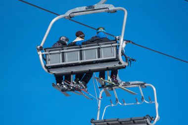Canillo, Andorra: 2019 Aralık 07: İnsanlar Andorra 'daki Grandvalira Kayak İstasyonu' nda güneşli bir günde eğleniyorlar. Canillo, Andorra.