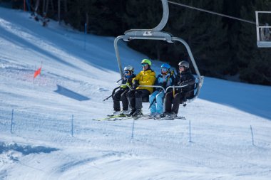 Canillo, Andorra: 2019 Aralık 07: İnsanlar Andorra 'daki Grandvalira Kayak İstasyonu' nda güneşli bir günde eğleniyorlar. Canillo, Andorra.