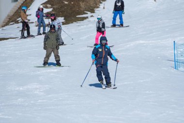 Canillo, Andorra: 2019 Aralık 07: Andorra 'daki Grandvalira Kayak İstasyonunda kayak öğretmenleri.