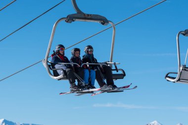 Canillo, Andorra: 2019 Aralık 07: İnsanlar Andorra 'daki Grandvalira Kayak İstasyonu' nda güneşli bir günde eğleniyorlar. Canillo, Andorra.