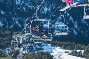 Canillo, Andorra: 2019 Aralık 07: İnsanlar Andorra 'daki Grandvalira Kayak İstasyonu' nda güneşli bir günde eğleniyorlar. Canillo, Andorra.