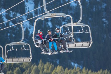 Canillo, Andorra: 2019 Aralık 07: İnsanlar Andorra 'daki Grandvalira Kayak İstasyonu' nda güneşli bir günde eğleniyorlar. Canillo, Andorra.