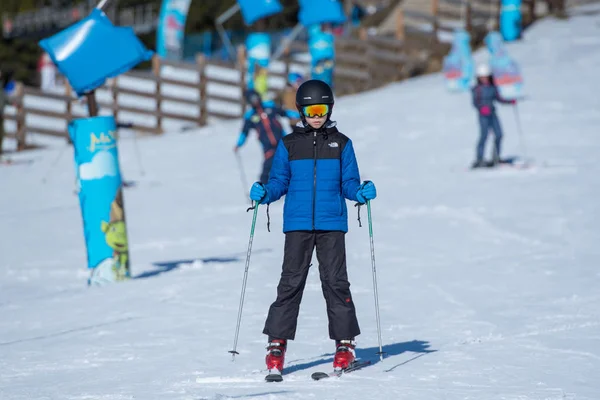 Canillo Andorra 2019 Dezembro Pessoas Divertindo Dia Ensolarado Estação Esqui — Fotografia de Stock