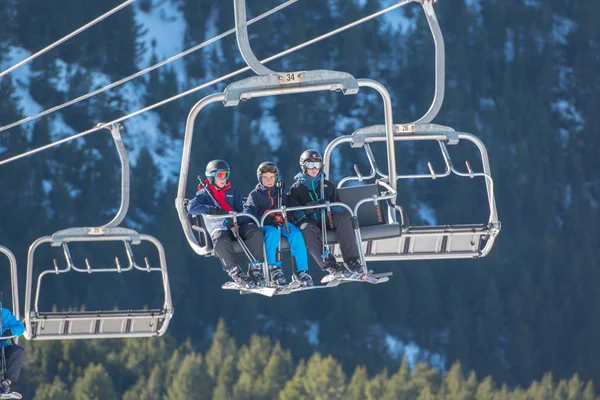 Canillo Andorra 2019 Diciembre Gente Divirtiéndose Sunny Day Estación Esquí —  Fotos de Stock