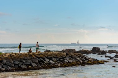 Midigama, Sri Lanka: 18 Kasım 2019: İnsanlar Midigama, Sri Lanka 'da plajda altın kum sörfü yapıyorlar