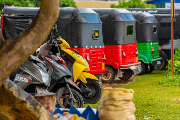 Midigama, Sri Lanka : 2019 NOV 18 :  Tuk Tuk Shop and scooter pa — Stock Photo, Image