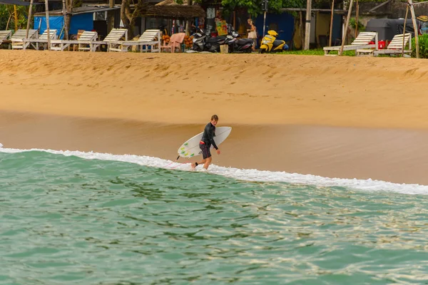 Midigama Sri Lanka 2019 Nov Menschen Surfen Strand Mit Goldenem — Stockfoto